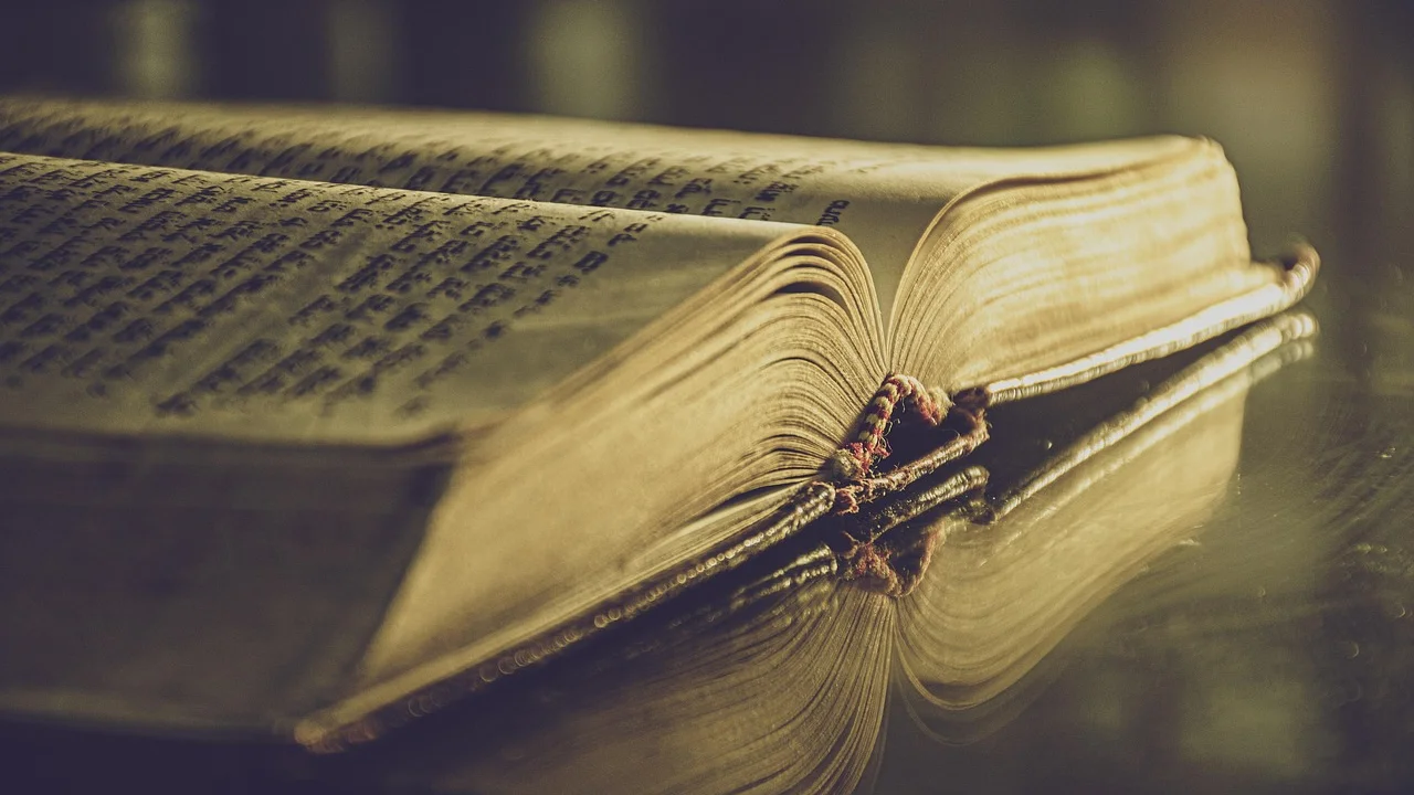 Livro aberto com caderno usado para organizar ideias.