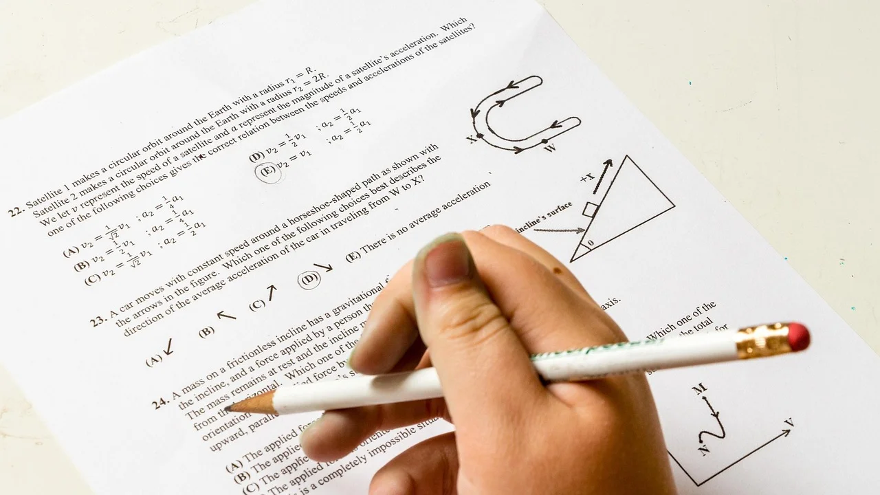 Estudante analisa questões de múltipla escolha em uma prova.