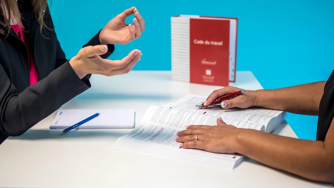 Carteira de trabalho e documentos usados na rescisão.