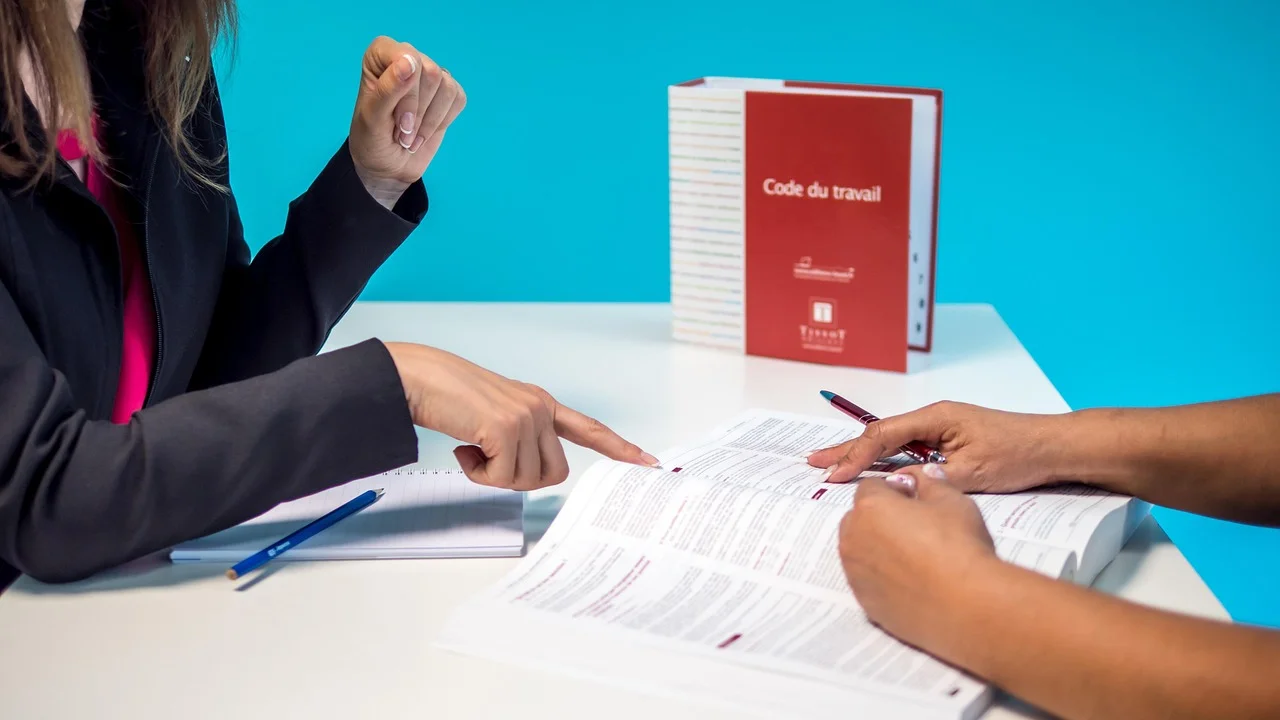 Profissional confere informações sobre aviso prévio.