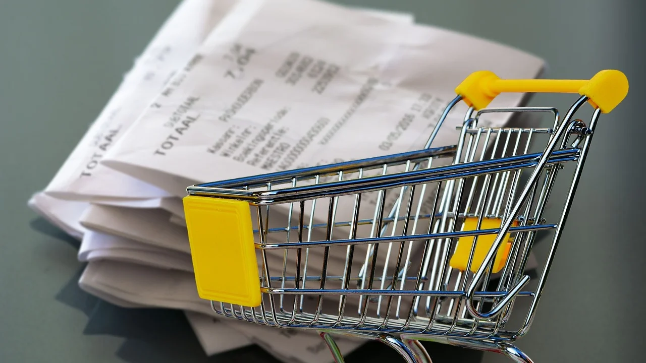 Cartão e smartphone usados em uma compra com benefício promocional.