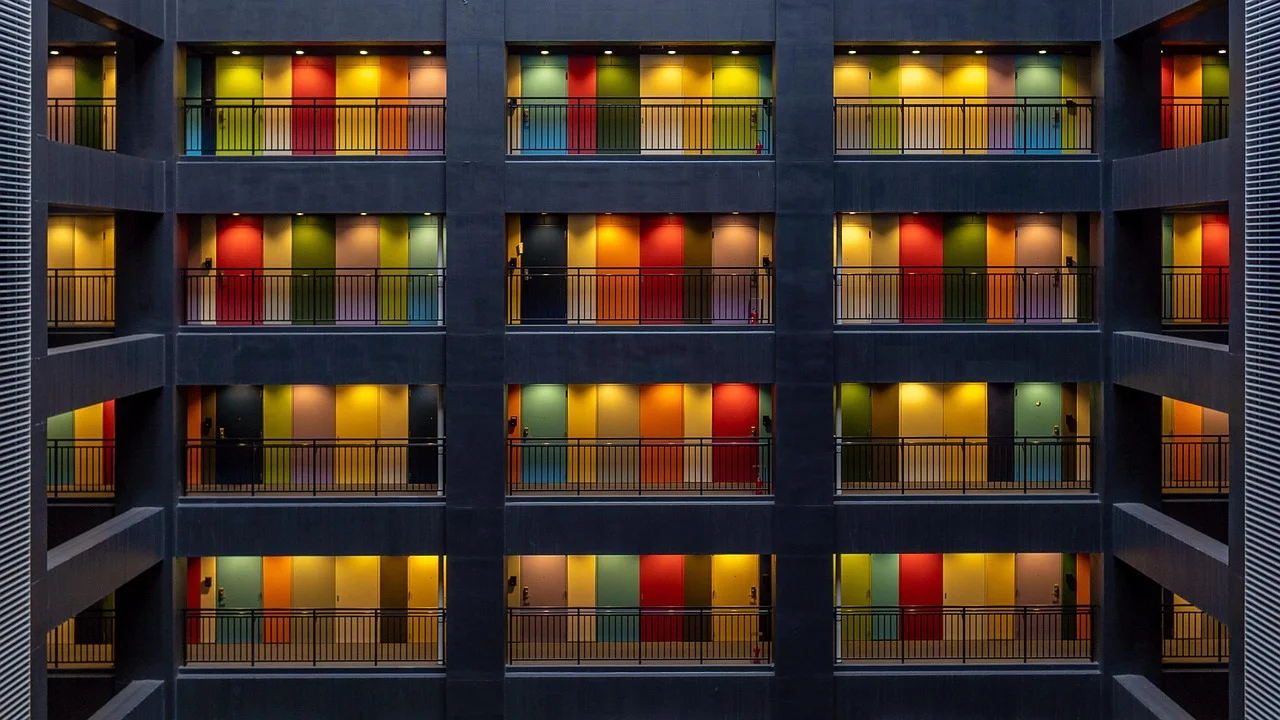 Conjunto residencial com apartamentos destinados à moradia familiar.