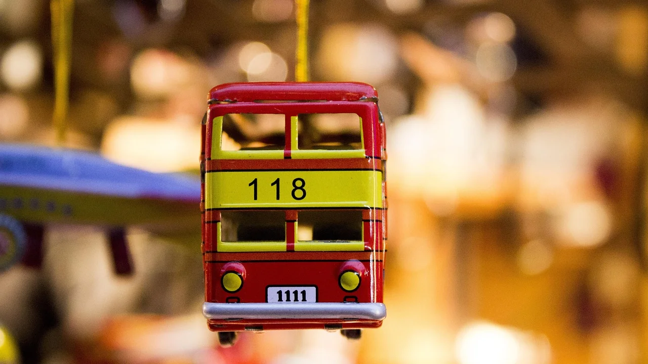 Trabalhador consulta créditos de transporte em cartão eletrônico.