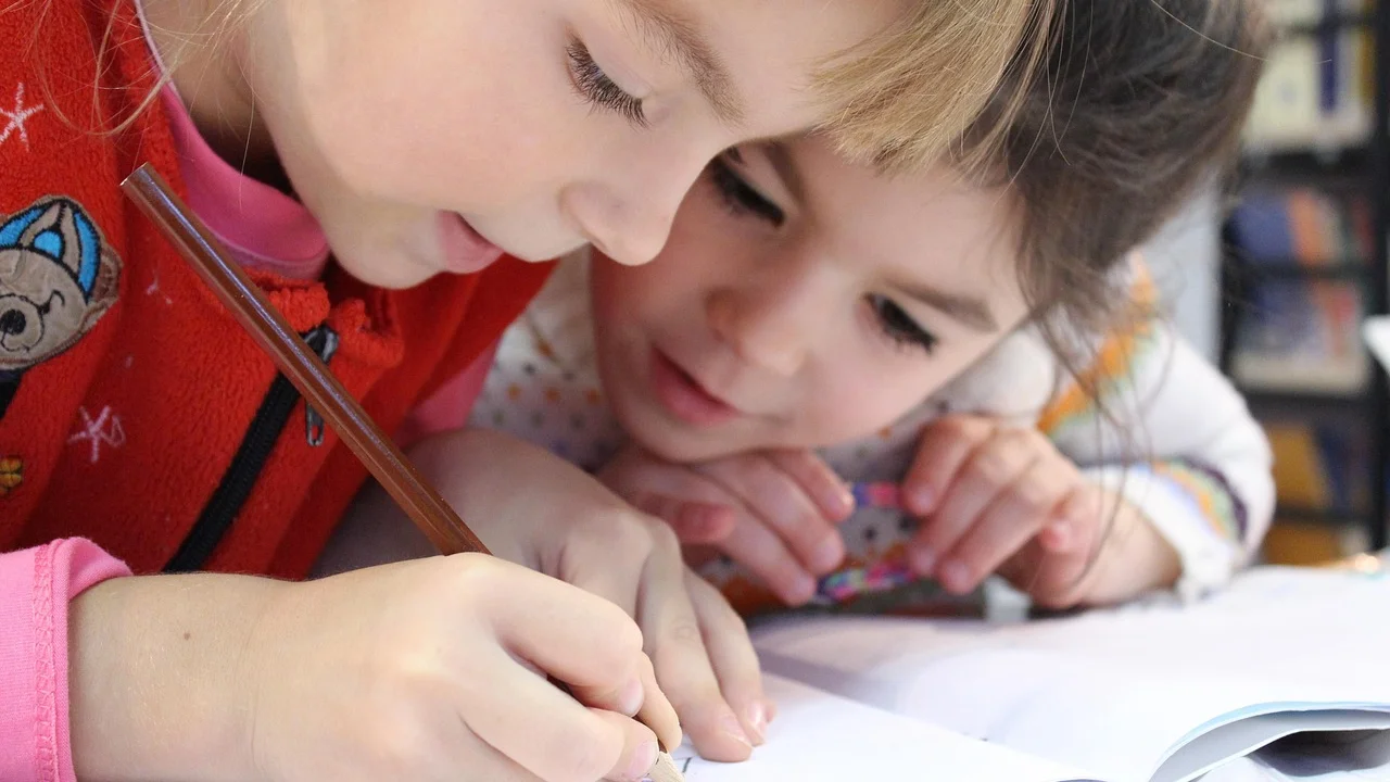 Cadernos e avaliações ajudam a compreender a trajetória escolar.