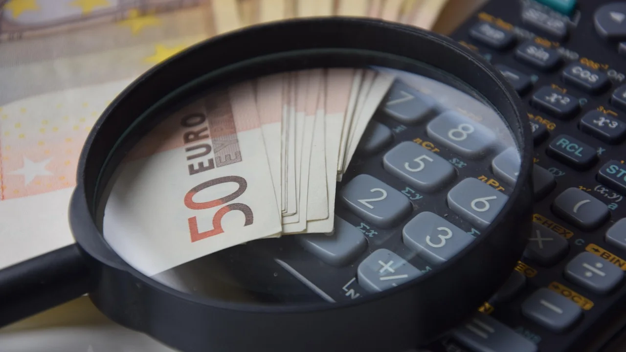 Aplicativo bancário exibindo dados do beneficiário da cobrança.