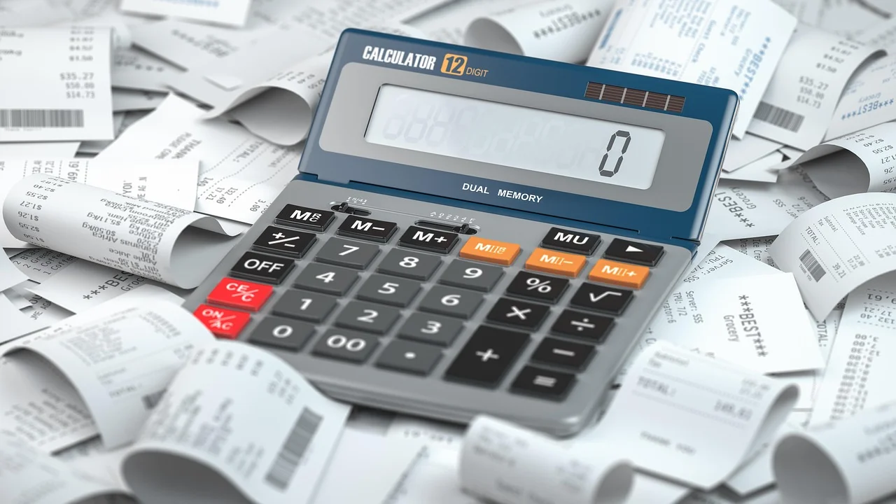 Comparação entre fatura recebida e informações de contrato.