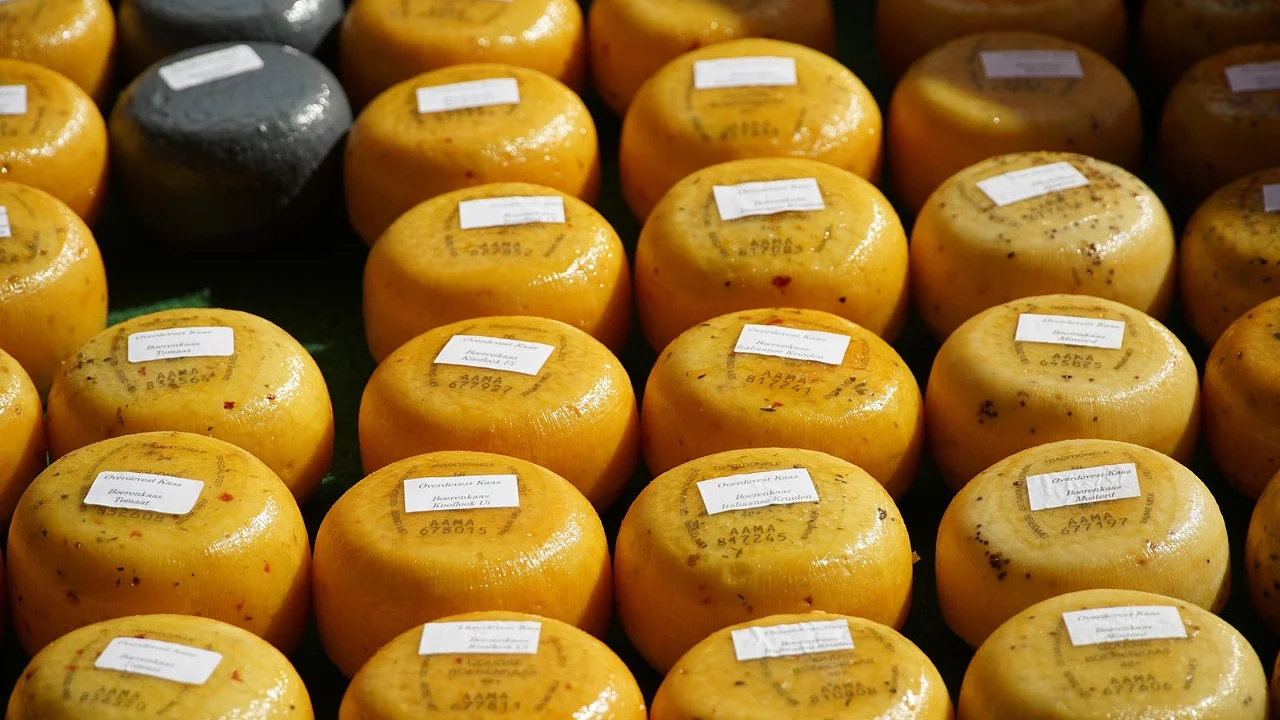 Pessoa compara rótulos de alimentos em um supermercado.