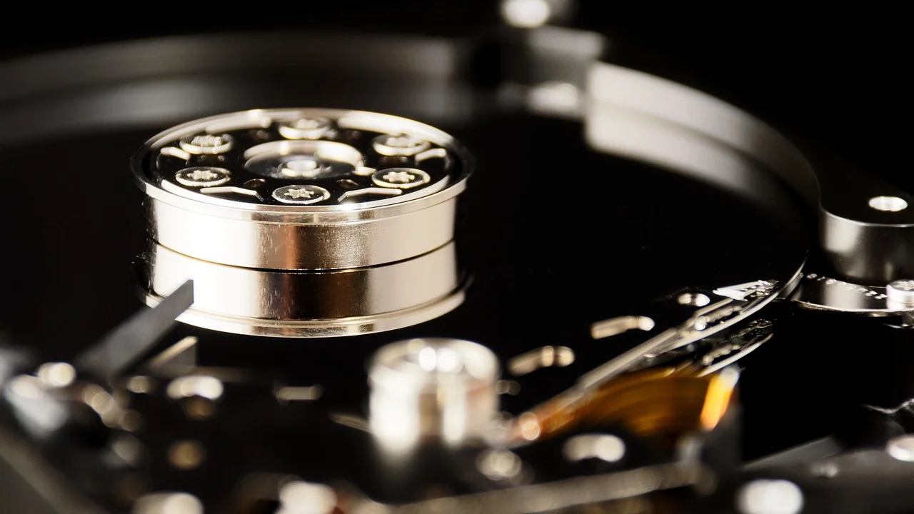 Organização de documentos e fotos em um disco externo para backup.