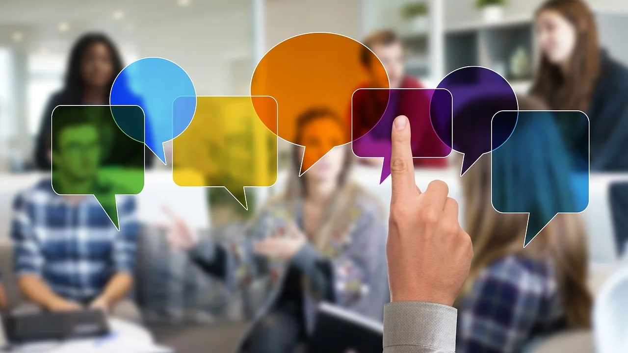 Ambiente de trabalho com foco em diálogo respeitoso