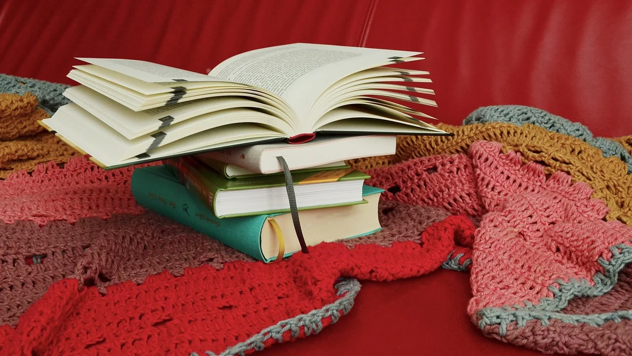 Prateleiras baixas permitem que crianças escolham seus próprios livros.