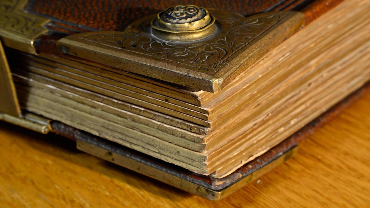 Mesa lateral apoia marcador, óculos e uma leitura em andamento.