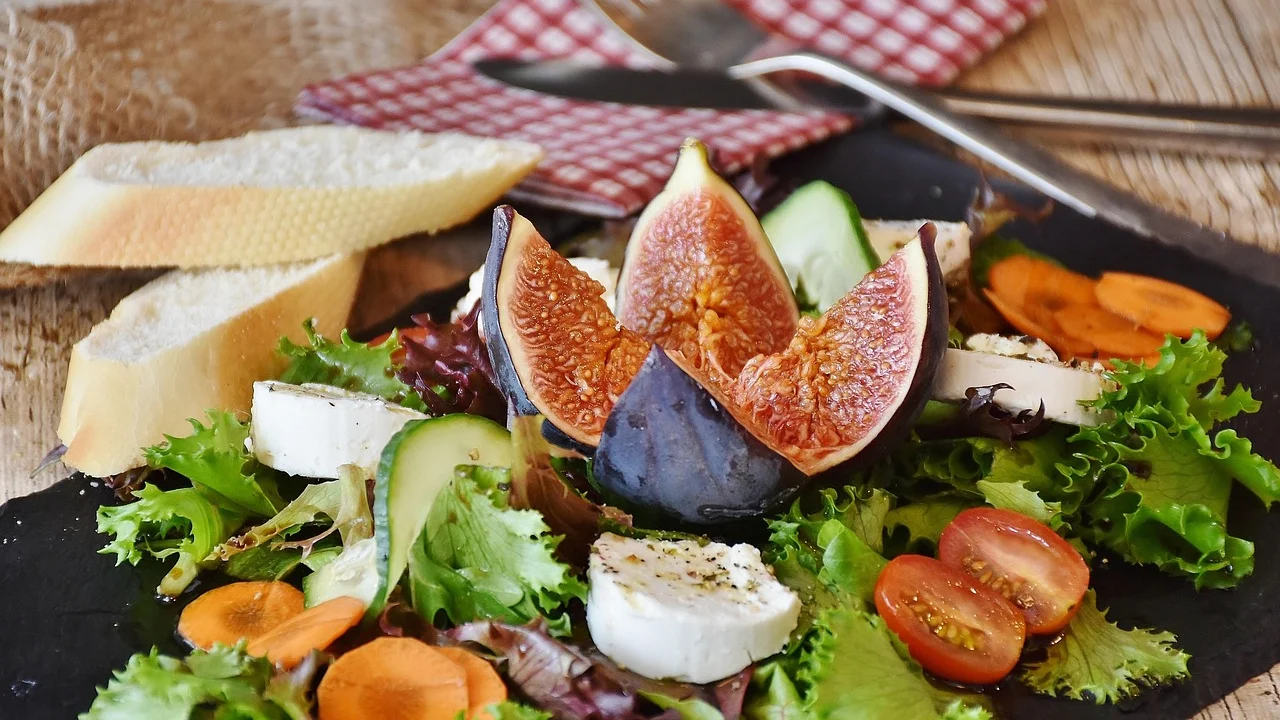 Salada colorida com ingredientes frescos em uma tigela
