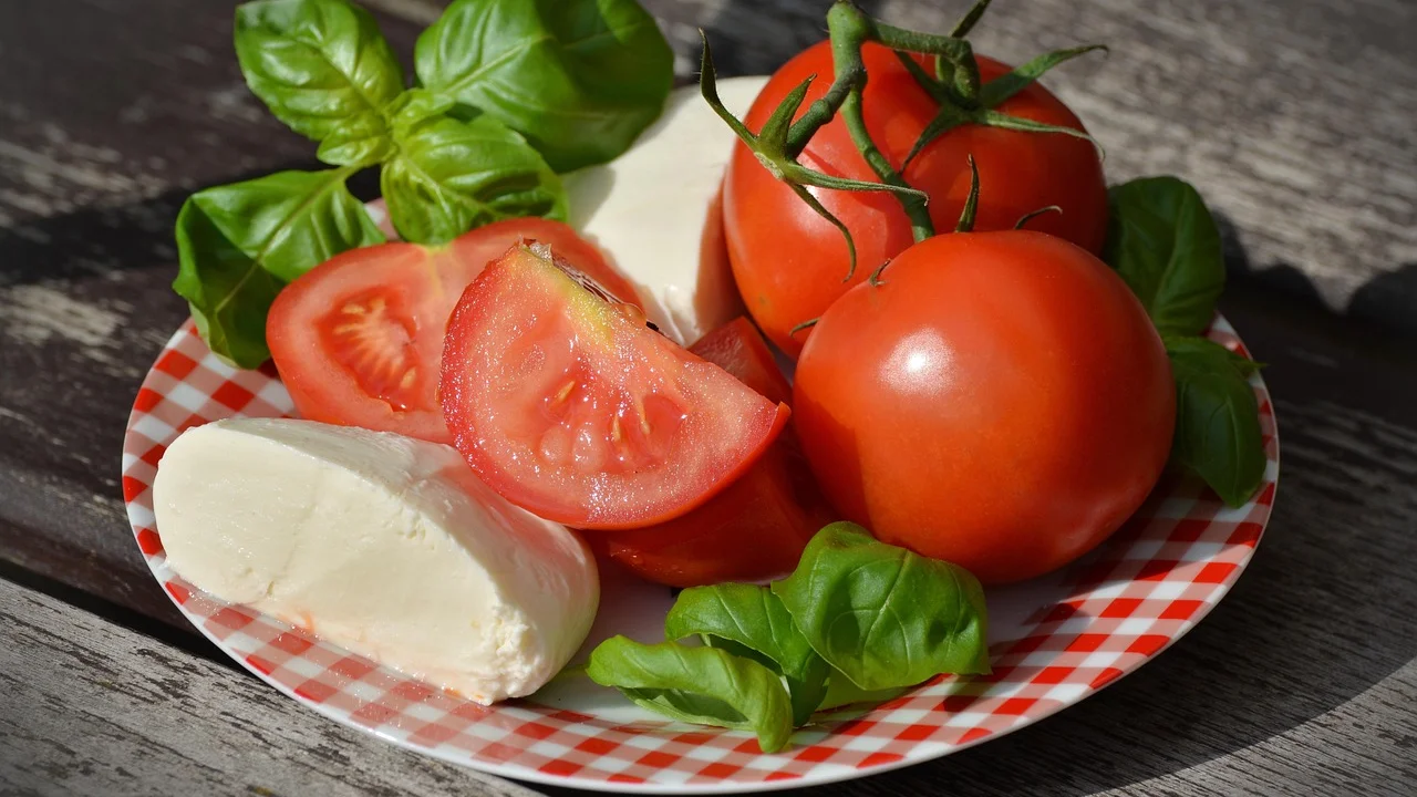 Frutas e hortaliças frescas sobre uma mesa de cozinha