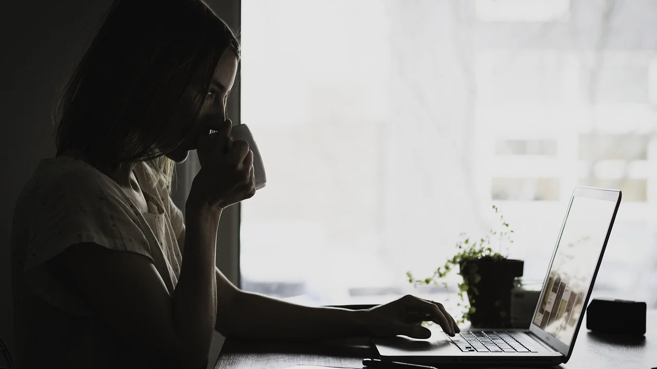 Adolescente revisa anotações antes de uma avaliação