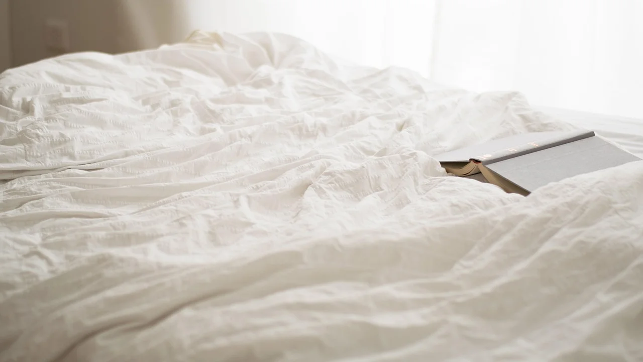 Cama organizada em ambiente silencioso e aconchegante