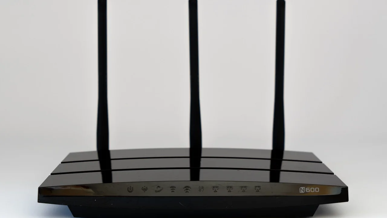 Celular conectado a uma rede Wi-Fi protegida por senha