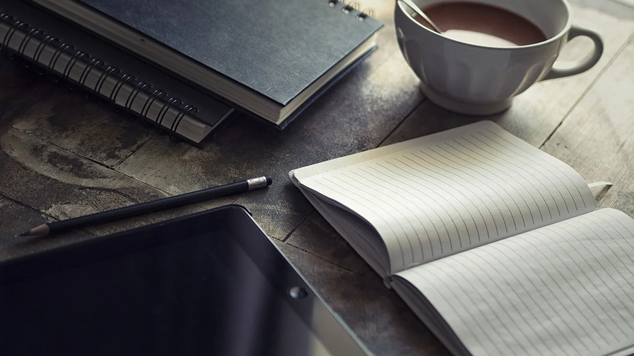 Planejamento diário com agenda, café e lista de prioridades