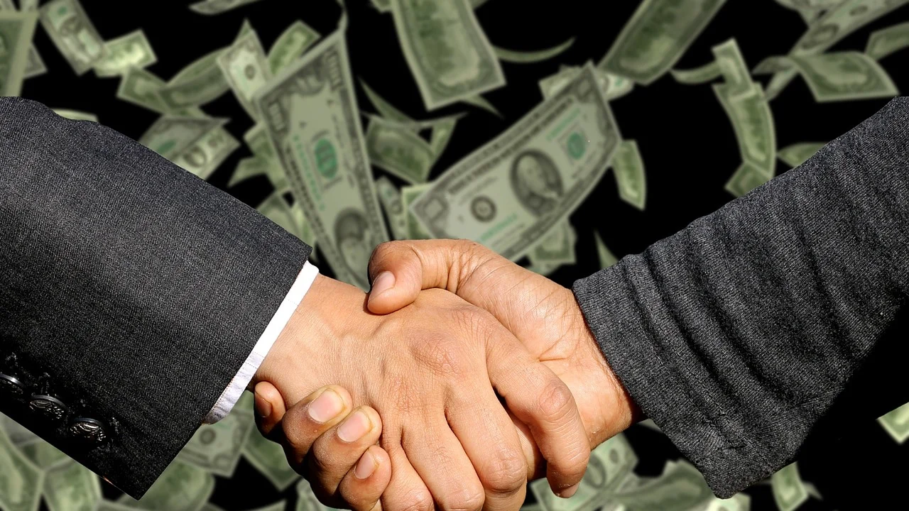 Conversa respeitosa entre colega e gestor no escritório.