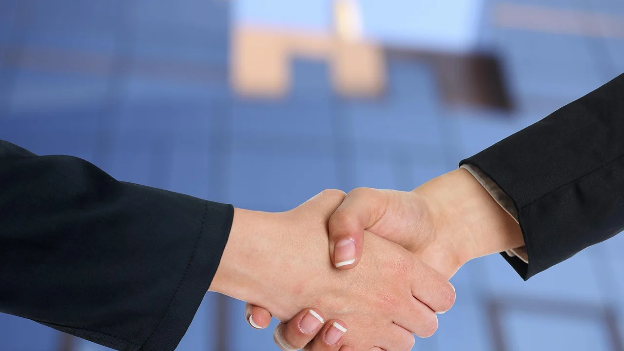 Reunião profissional com troca de referências de trabalho.