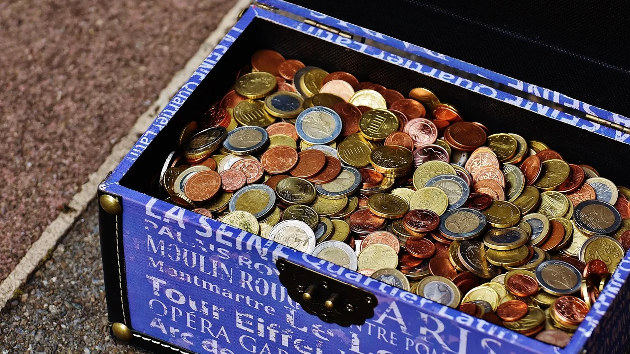 Mala pronta ao lado de documentos e roteiro de viagem.