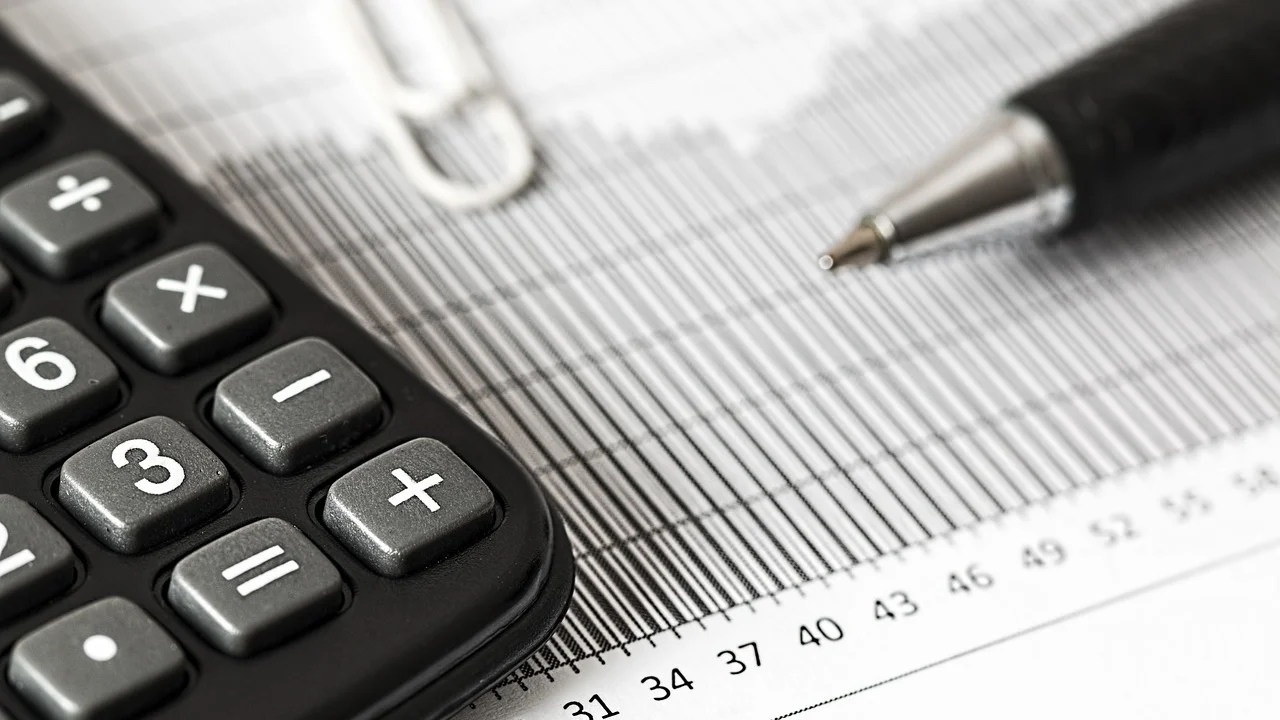 Planilha de orçamento mensal aberta ao lado de calculadora