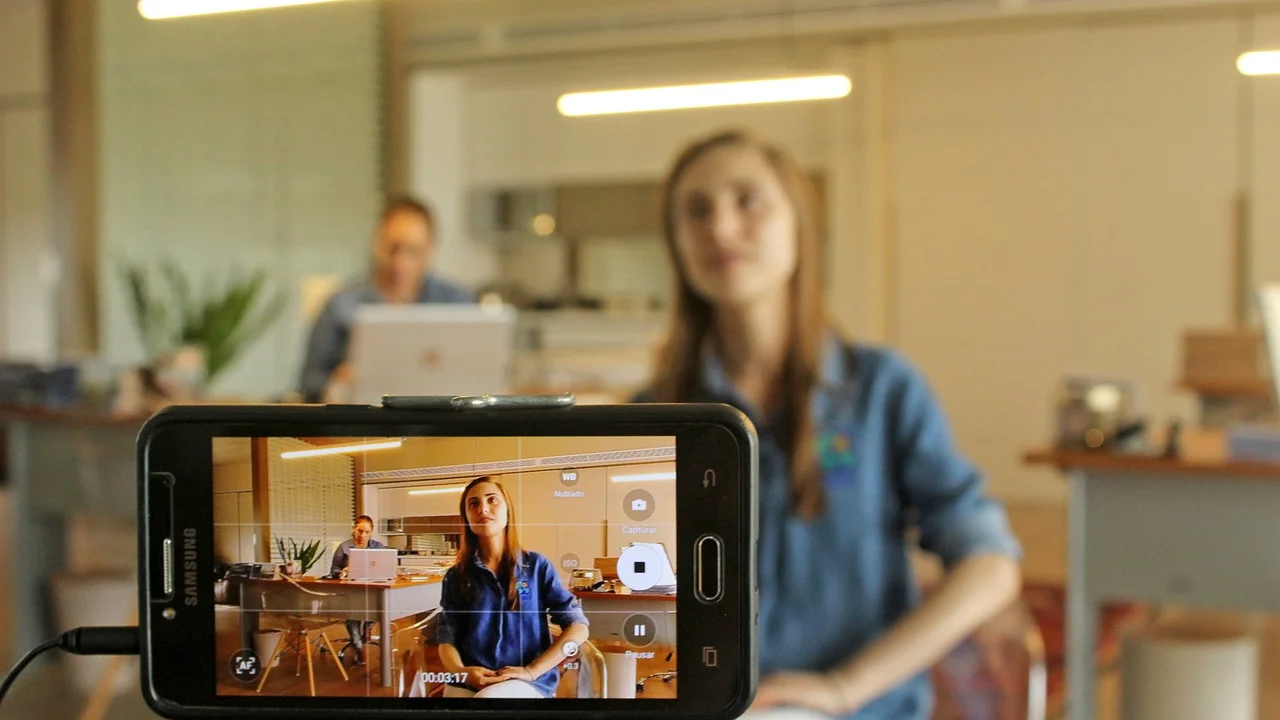 Notebook aberto com chamada de vídeo durante processo seletivo.