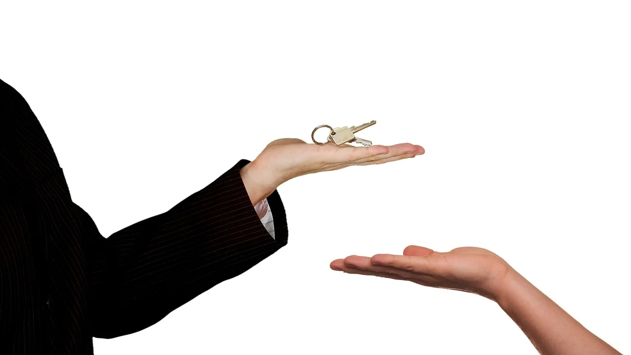 Fachada residencial representa a compra planejada.