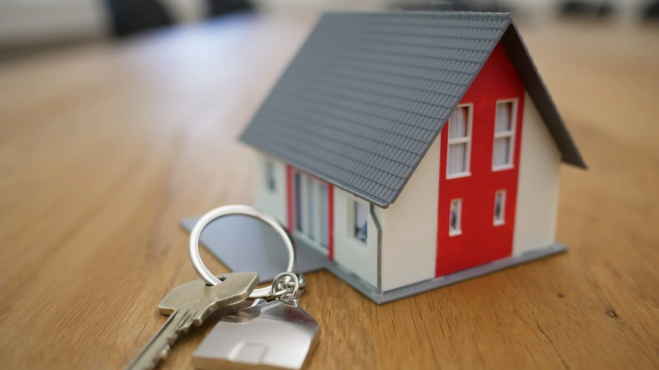 Pessoa revisa proposta de crédito imobiliário.