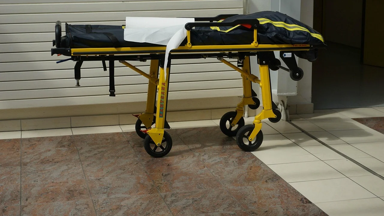 Veículo sanitário preparado para levar pacientes a consultas agendadas.