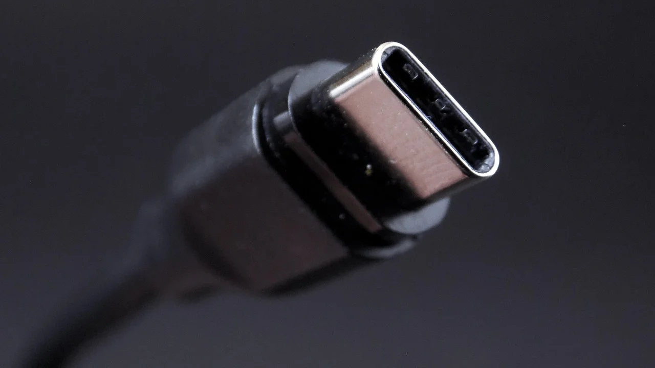 Dois celulares próximos durante a transferência de conversas.