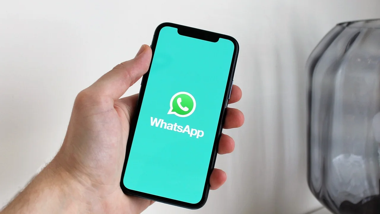 Celular exibindo aplicativos de mensagens na tela inicial.