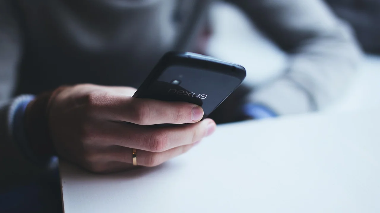 Usuário alternando entre dois perfis de conversa no smartphone.