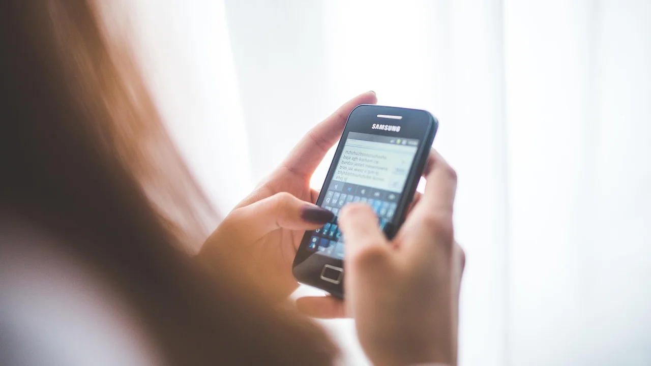 Dois números de telefone configurados em um único celular.