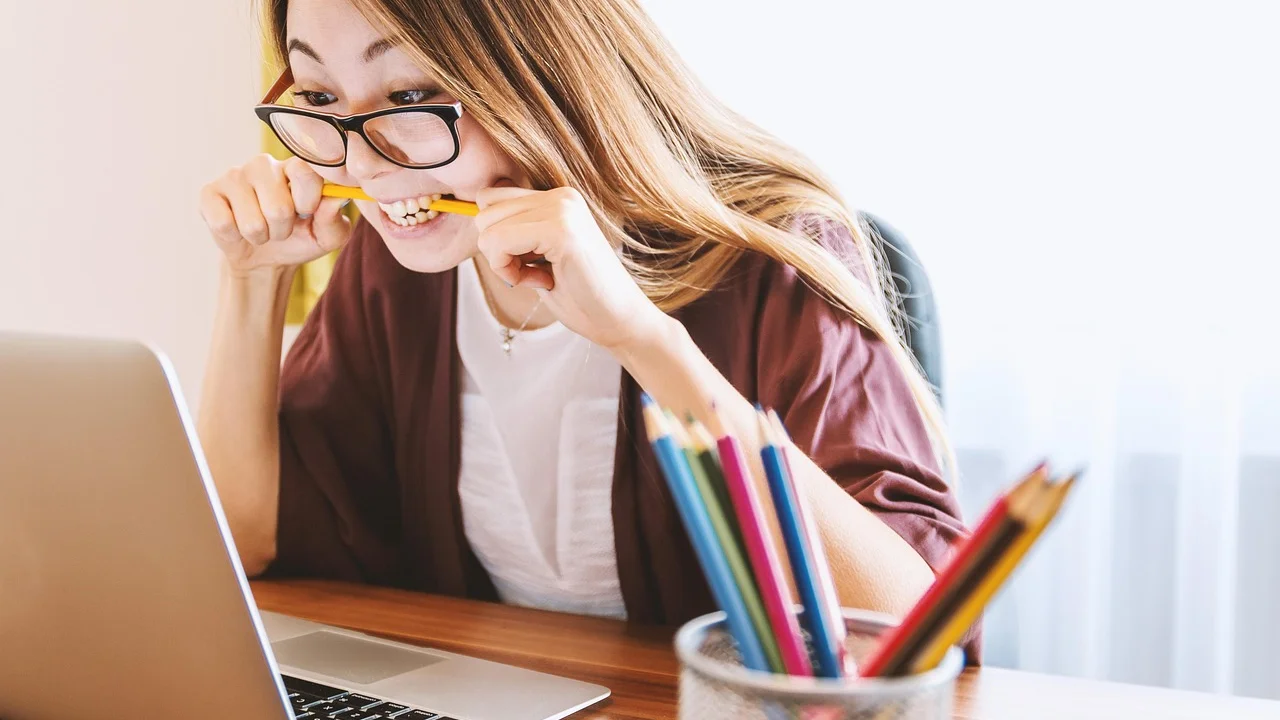 Estudante usa notebook para organizar uma rotina de estudos.