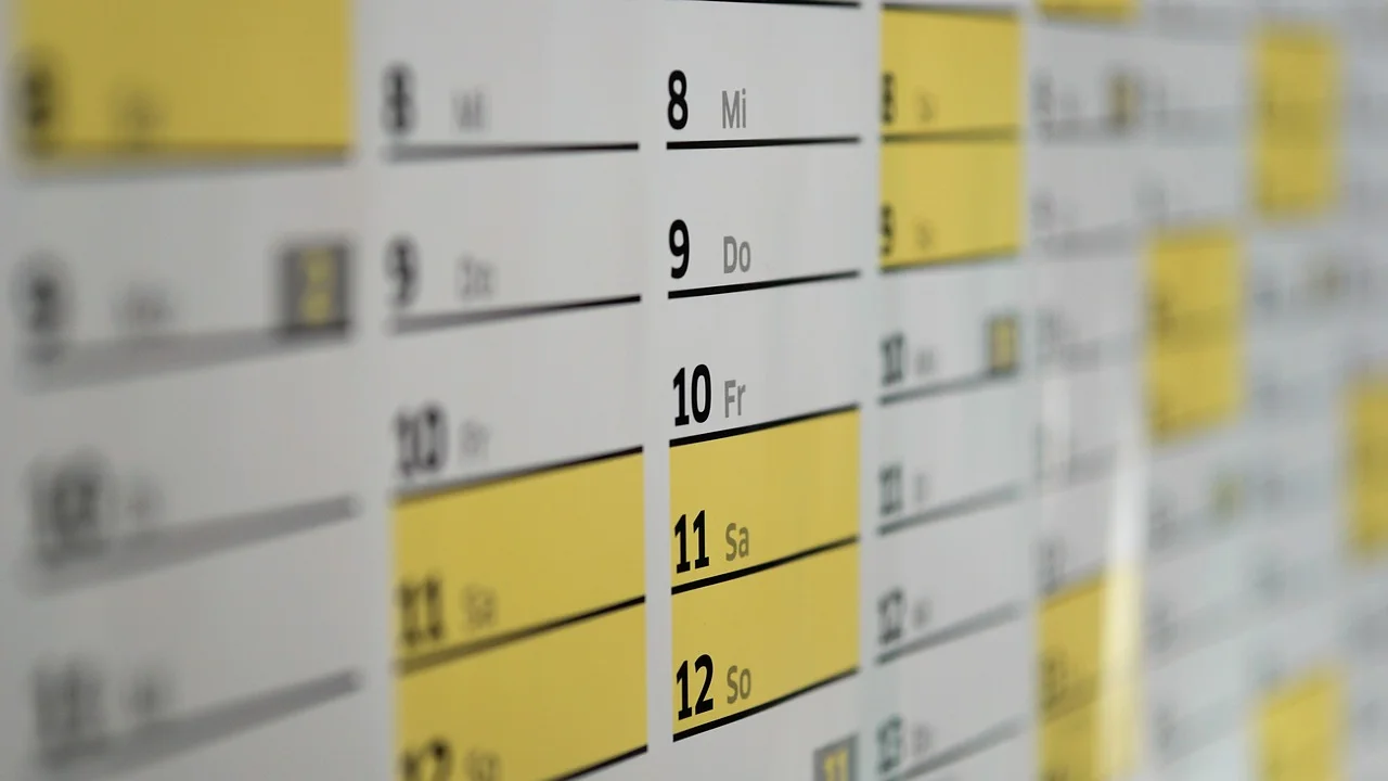 Planejamento de rotina com caderno, caneta e calendário aberto.