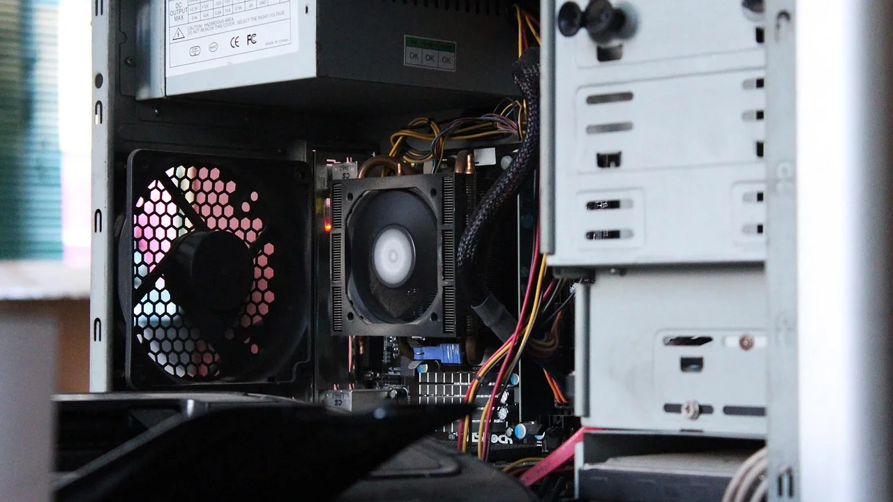 Processador instalado na placa-mãe de um computador desktop.