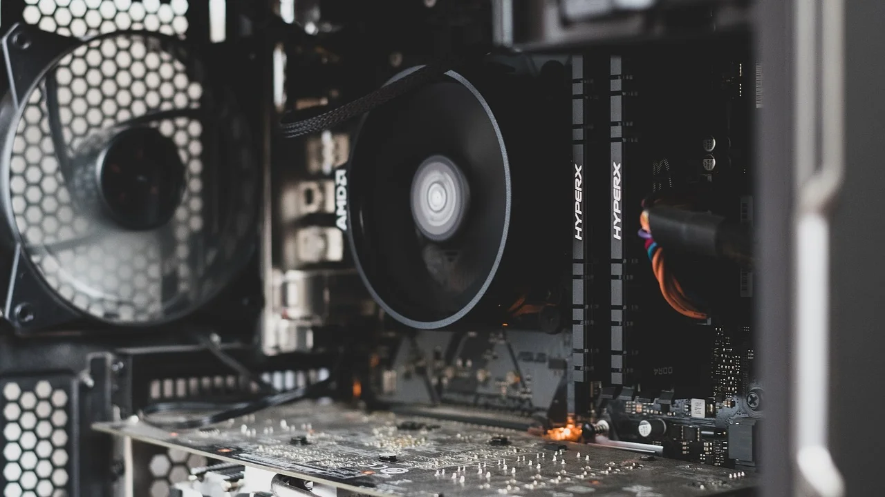 Notebook sobre superfície rígida para não bloquear a ventilação.
