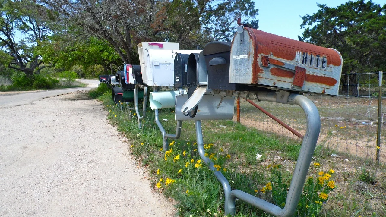 Computador com navegador aberto para suporte de serviço postal.