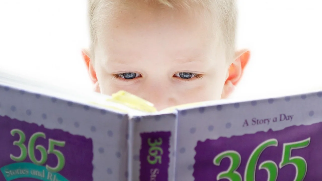 Profissional de saúde acompanhando o crescimento infantil.