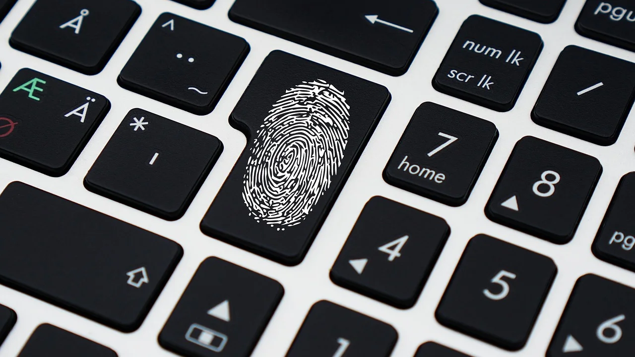 Tela de login em serviço público digital exibida em notebook