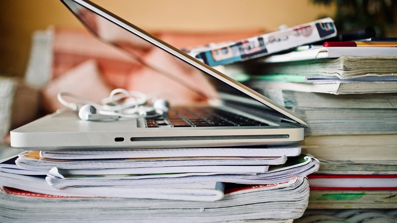 Estudante organiza materiais para uma rotina de aprendizado on-line.