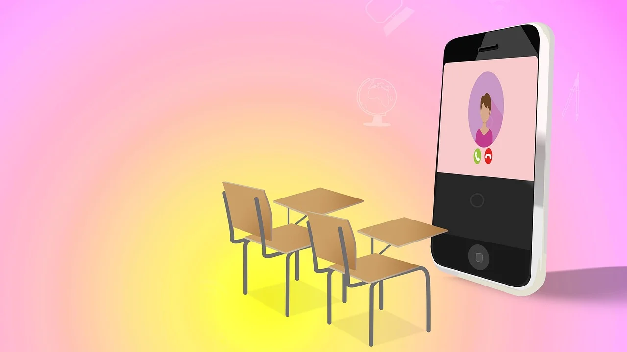 Sala de aula presencial com alunos acompanhando uma explicação.
