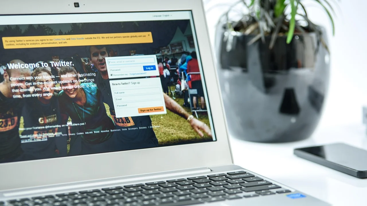 Equipe administrativa organiza acessos e documentos da empresa