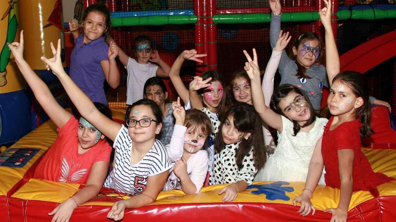 Grupo de amigas sorrindo durante uma comemoração.