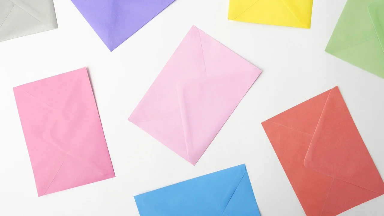 Decoração simples para comemoração no escritório.