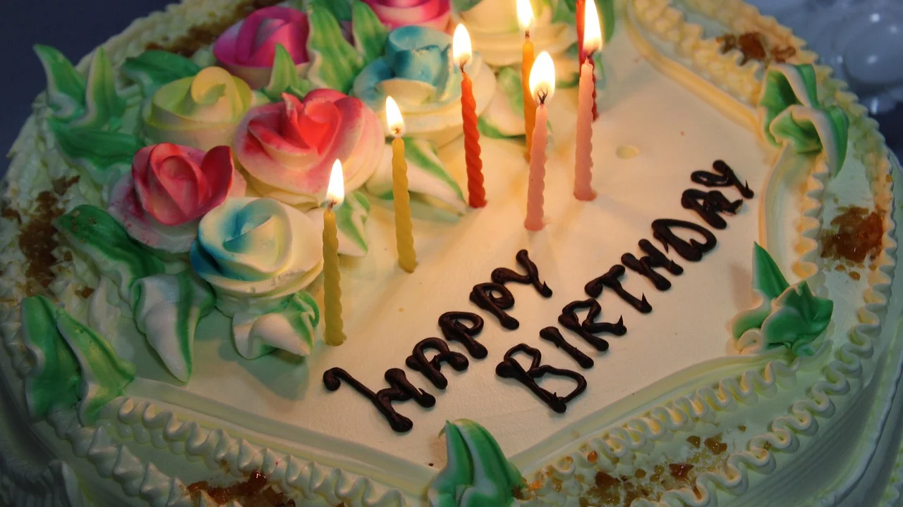 Mesa simples decorada para um aniversário cheio de afeto.