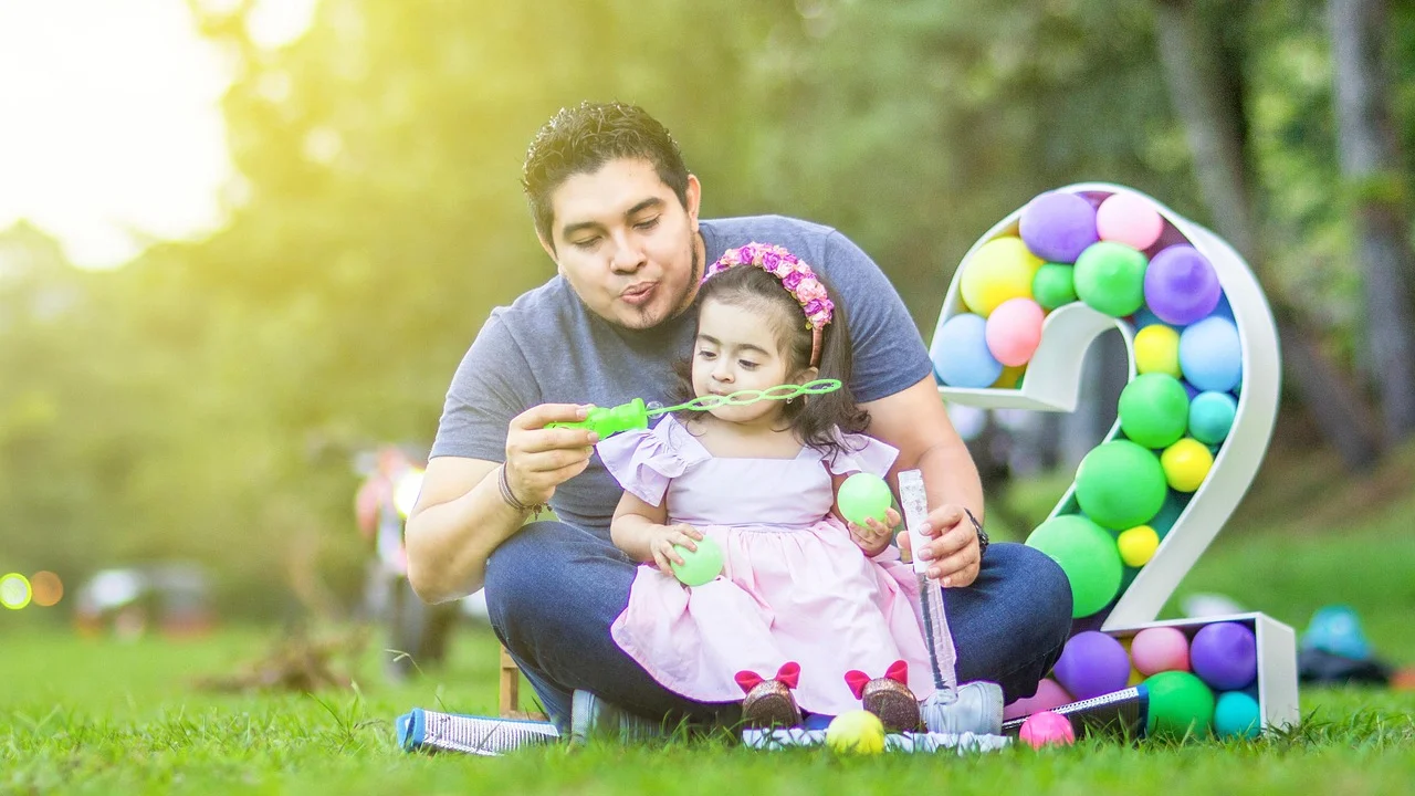 Pai recebendo abraço da família durante comemoração de aniversário