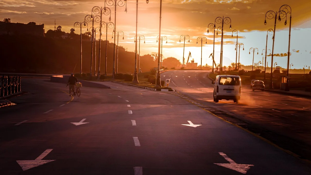 Janela aberta com luz suave no início do dia