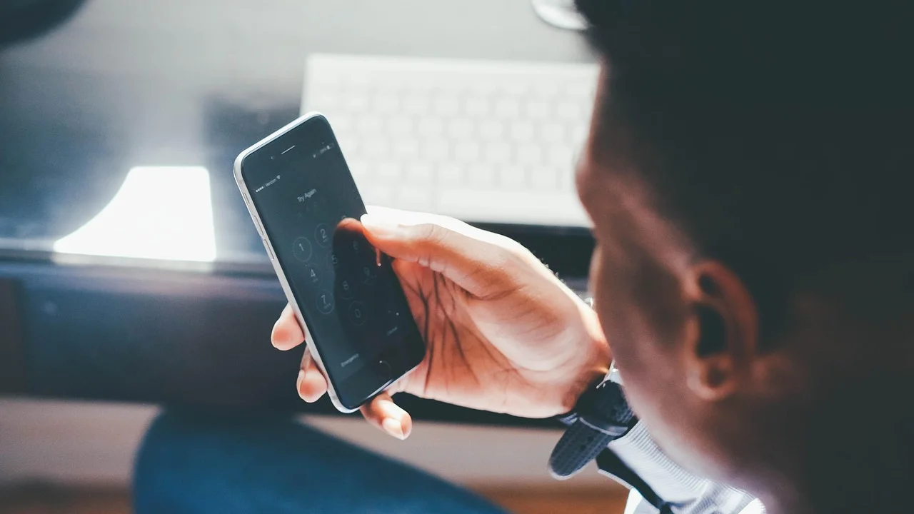 Pessoa conferindo uma transação bancária no celular.