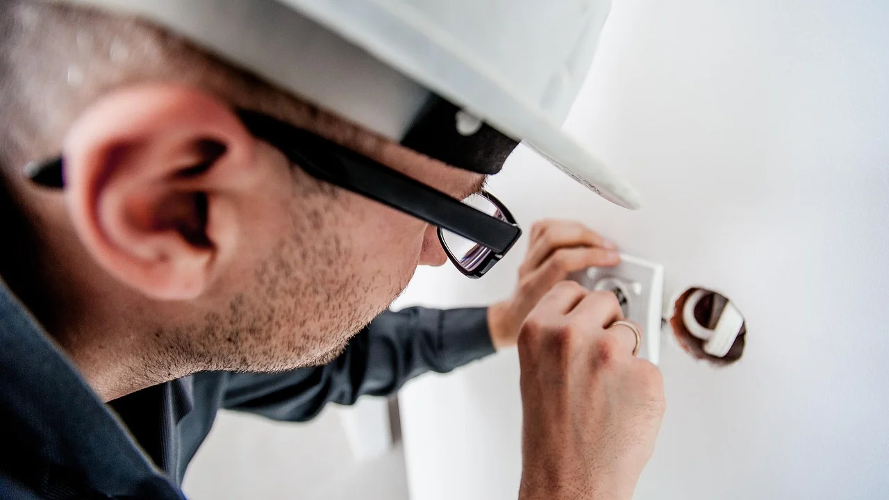 Capacete e luvas representam cuidados essenciais no trabalho.